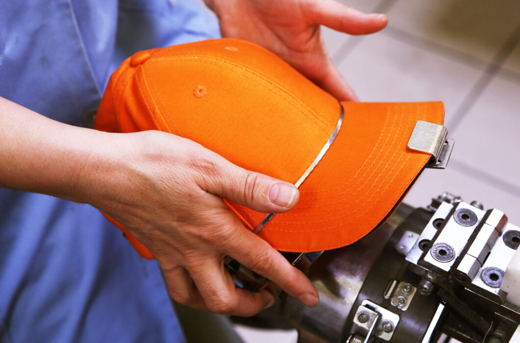 caps su macchina da ricamo